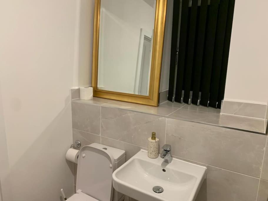 Brand New Entire 4 Bed House Multiple Free Parking Early Check-In Late Check- Out Allowed South Ockendon Exterior foto
